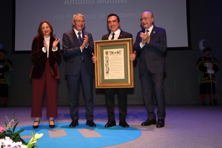 La Diputación entrega al pintor Antonio Montiel el título de Hijo Predilecto de la Provincia