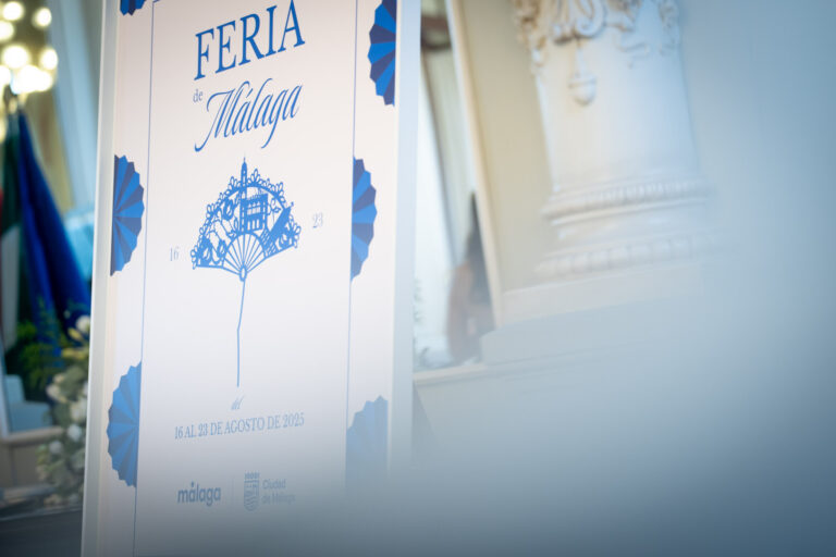 El Ayuntamiento presenta el cartel de la Feria de Málaga 2025
