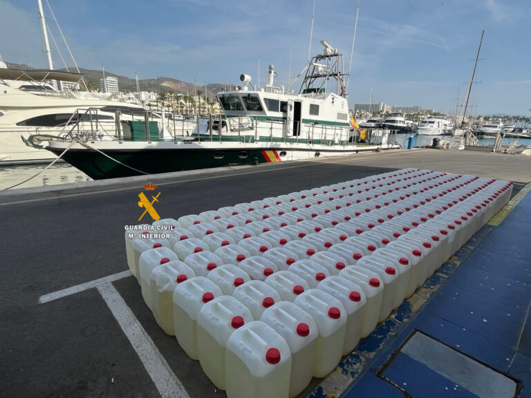 La Guardia Civil intercepta una embarcación con 192 garrafas de gasolina