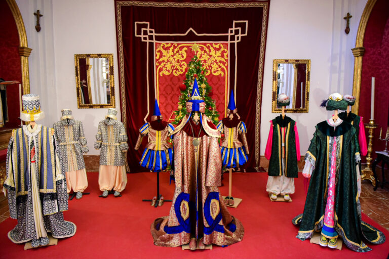 Los trajes de los Reyes Magos de la Cabalgata de 2026 se exponen en la sede de la Agrupación de Cofradías