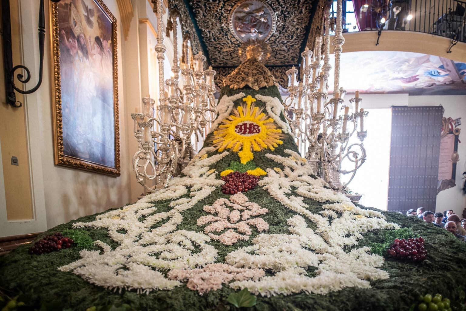 La Virgen de las Penas volverá a lucir un año más un manto elaborado con flores naturales