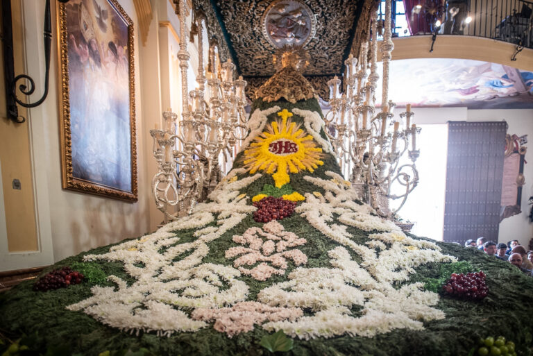 La Virgen de las Penas volverá a lucir un año más un manto elaborado con flores naturales