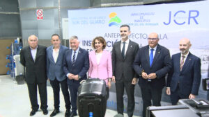 La Mancomunidad de la Axarquía y la Comunidad de regantes entregan a María Jesús Montero el anteproyectode la desaladora