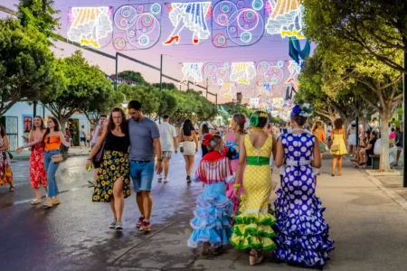 El Real del Cortijo de Torres contará este año con un centenar de atracciones y 234 instalaciones de venta de alimentos y juegos recreativos durante la Feria